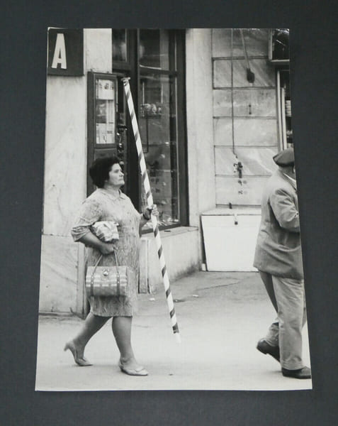 Photographie noir et Blanc d'&eacute;poque ann&eacute;es 70 STERN, Femme en Gr&egrave;ce, de TROELLER. Troeller