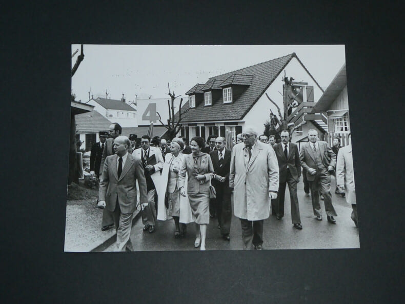 Photographie noir et Blanc d'&eacute;poque ann&eacute;es 70 AFP Anne-Aymone GISCARD D'ESTAING &agrave; la foire de Paris en 1977. 