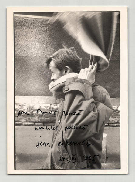 Jean Echenoz - Photographie carte postale noir et blanc d&eacute;dicac&eacute;e & sign&eacute;e. Jean Echenoz