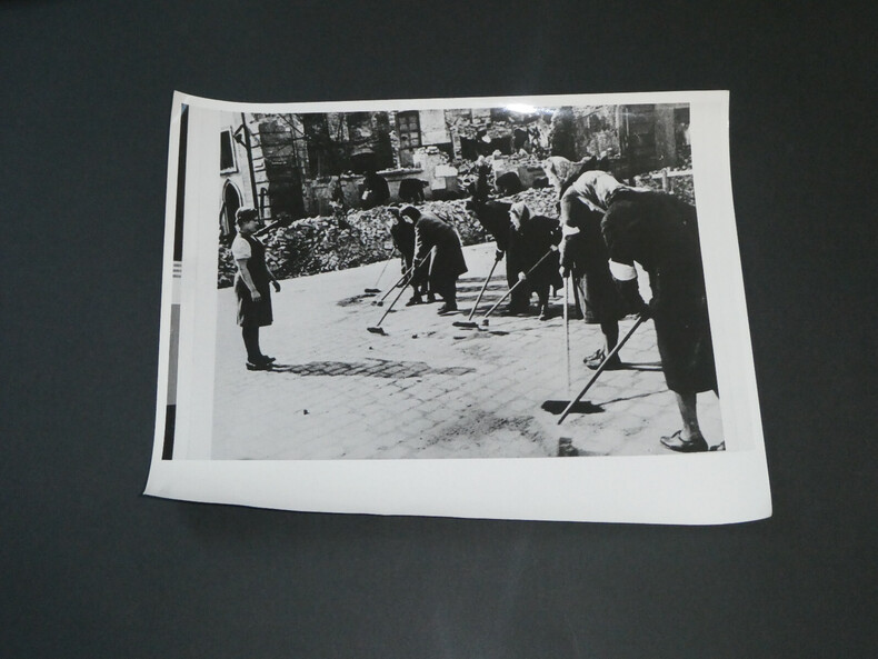 Photographie noir et Blanc d'&eacute;poque ann&eacute;es 70 UPI, Femmes qui balaient, 30Jahre [BRD]. 