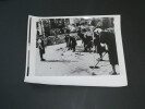 Photographie noir et Blanc d'&eacute;poque ann&eacute;es 70 UPI, Femmes qui balaient, 30Jahre [BRD]. 