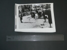 Photographie noir et Blanc d'&eacute;poque ann&eacute;es 70 UPI, Femmes qui balaient, 30Jahre [BRD]. 