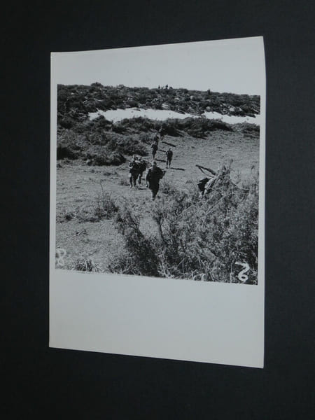 Photographie noir et Blanc ann&eacute;es 70/80 LE PARISIEN LIBERE Soldats qui marchent. 