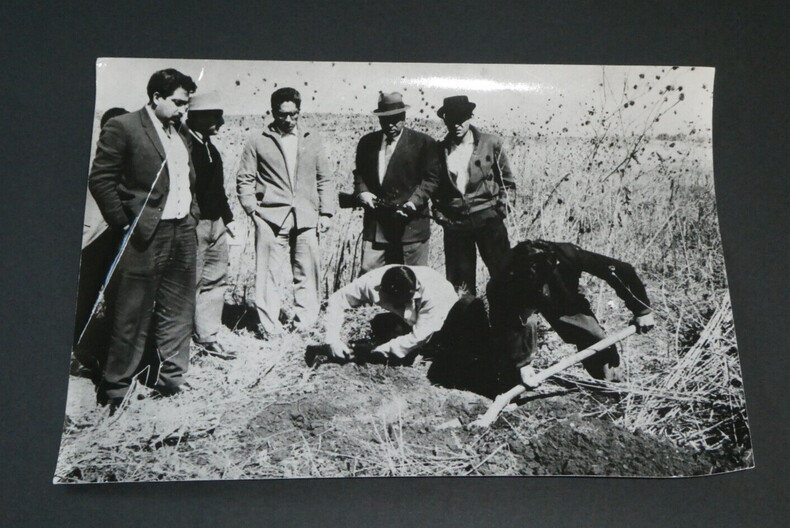 Photographie noir et Blanc d'&eacute;poque ann&eacute;es 70 STERN, Huit hommes par Friedel, au Mexique. Friedel