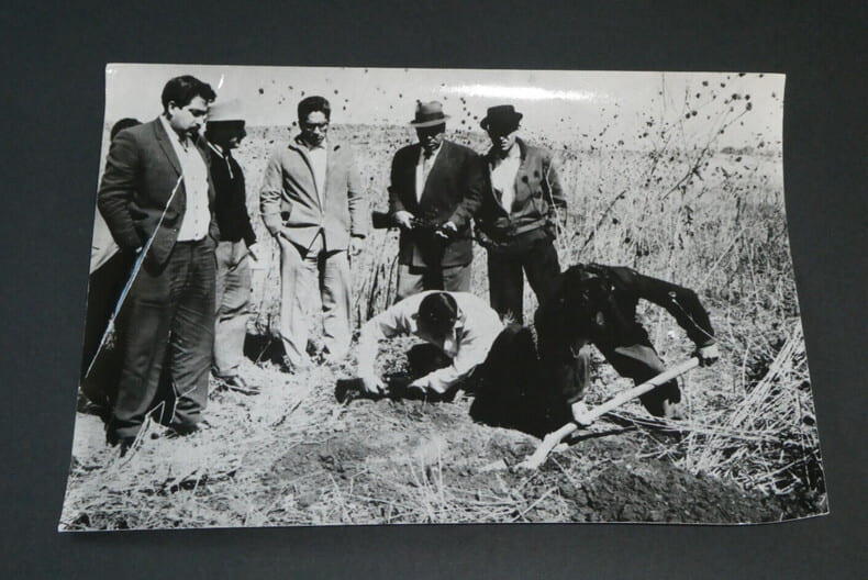 Photographie noir et Blanc d'&eacute;poque ann&eacute;es 70 STERN, Huit hommes par Friedel, au Mexique. Friedel