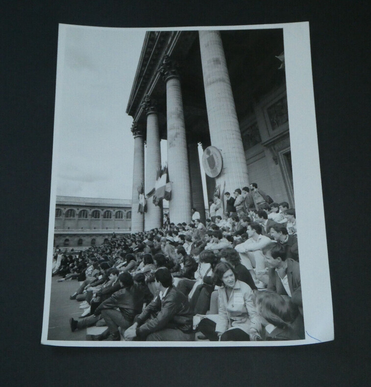 Photographie noir et Blanc d'&eacute;poque ann&eacute;es 80 Manifestations contre la loi Savary en 1983 par P. COLACICCO. P. COLACICCO