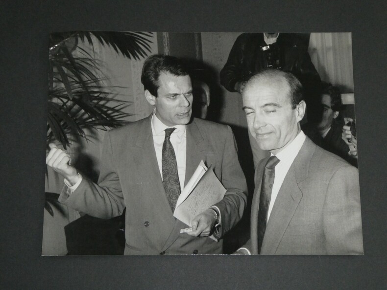 Photographie noir et Blanc Patrick HERTZOG AFP Michel NOIR et Alain Jupp&eacute; 1989. Patrick HERTZOG