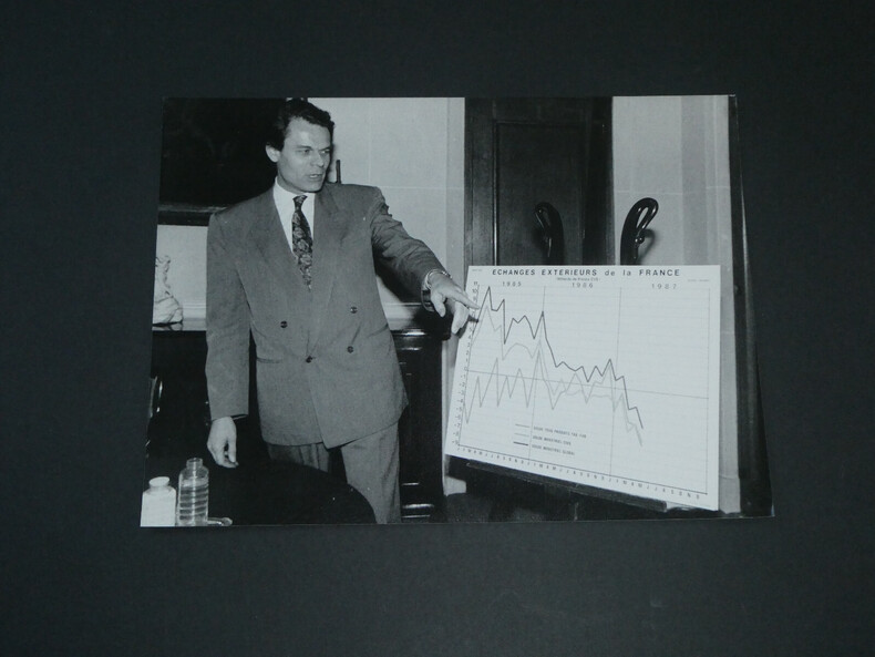 Photographie noir et Blanc d'&eacute;poque ann&eacute;es 80 AFP Michel NOIR contre la "sinistrose", photo de Michel CL&Eacute;MENT le 25 juin 1987 &agrave; Paris. Michel CL&Eacute;MENT
