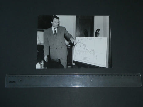 Photographie noir et Blanc d'époque années 80 AFP Michel NOIR contre la "sinistrose", photo de Michel CLÉMENT le 25 juin 1987 à Paris. Michel CLÉMENT