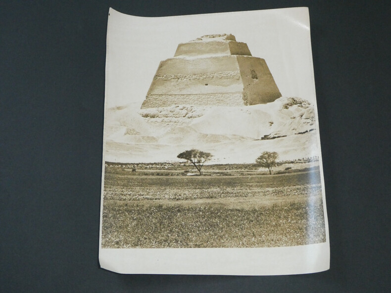 Photographie noir et Blanc d'&eacute;poque ann&eacute;es 70 STERN, Pyramide. 