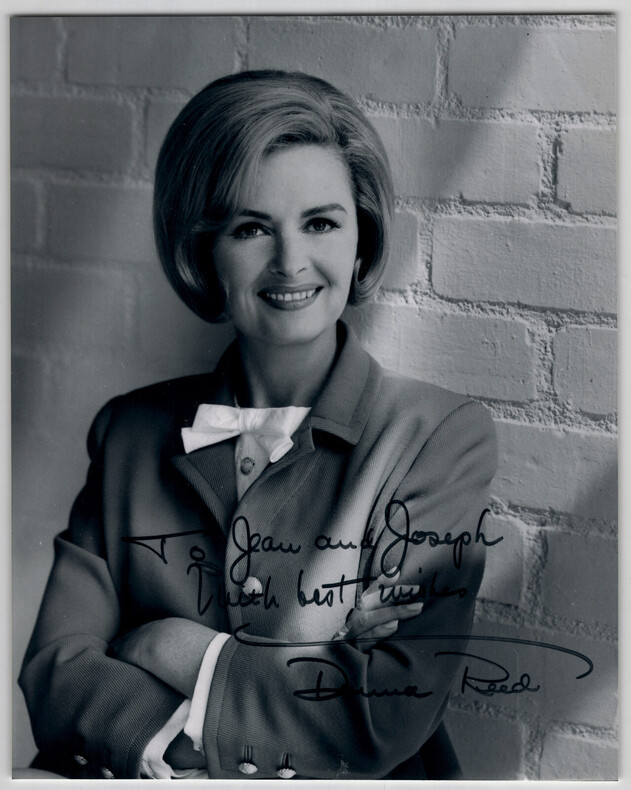 Donna Reed - Photographie d&eacute;dicac&eacute;e et sign&eacute;e 18,4 x 23,1 cm. Donna Reed