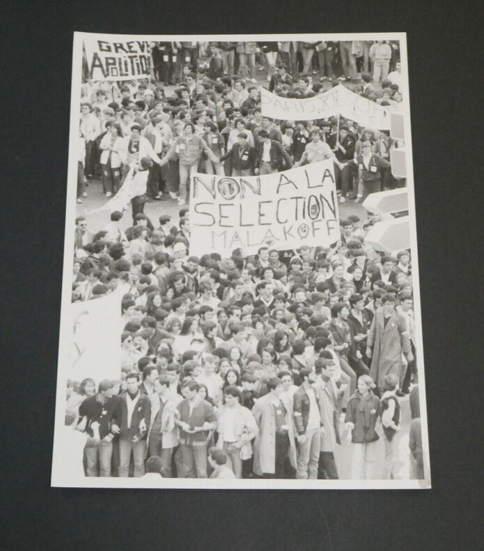 Photographie noir et Blanc d'&eacute;poque ann&eacute;es 70 Manifestations par P. COLACICCO. P. COLACICCO