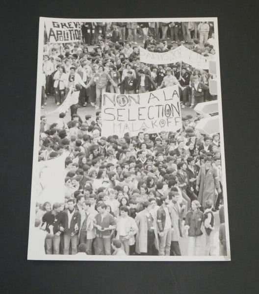 Photographie noir et Blanc d'&eacute;poque ann&eacute;es 70 Manifestations par P. COLACICCO. P. COLACICCO