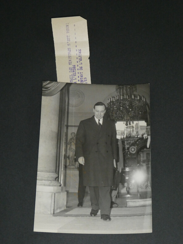 Photographie noir et Blanc ann&eacute;es 70/80 photo KEYSTONE Debr&eacute; sort de l'Elys&eacute;e. KEYSTONE