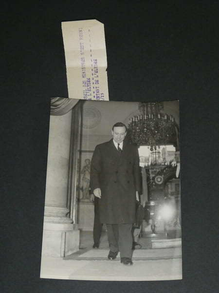 Photographie noir et Blanc ann&eacute;es 70/80 photo KEYSTONE Debr&eacute; sort de l'Elys&eacute;e. KEYSTONE