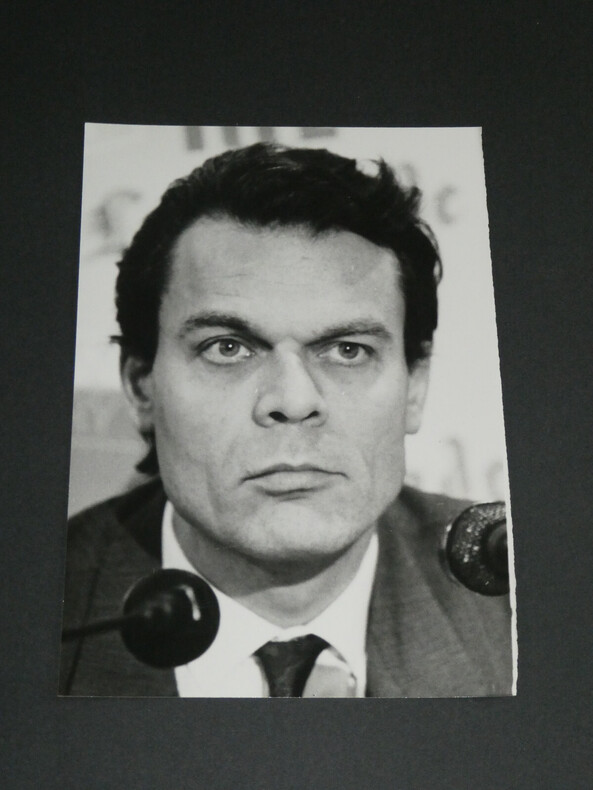 Photographie noir et Blanc ann&eacute;e 1987 AGIP Robert Cohen Michel Noir vs Le Pen. Robert Cohen (AGIP)