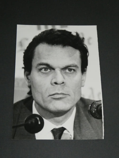Photographie noir et Blanc ann&eacute;e 1987 AGIP Robert Cohen Michel Noir vs Le Pen. Robert Cohen (AGIP)