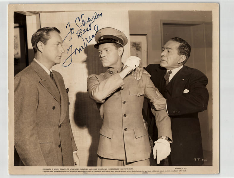 Tom NEAL, D&eacute;dicace autographe sign&eacute;e sur Photographie imprim&eacute;e en pr&eacute;sence de Don Douglas et J. Carrol Naish "Behind the rising sun". Tom NEAL
