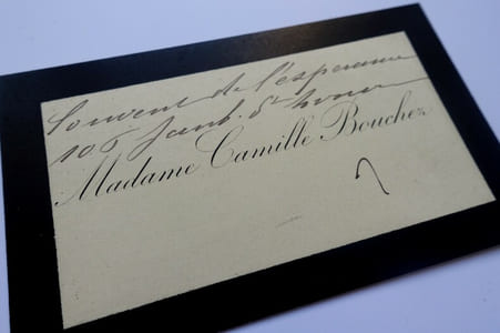 Carte de visite simple signée - Madame Camille Bouchez, épouse de magistrat boulangiste
