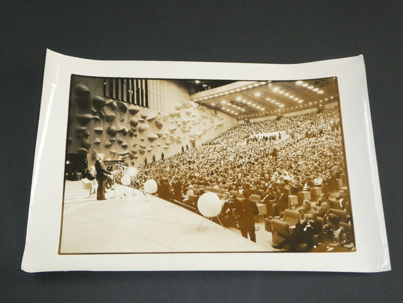 Photographie noir et Blanc ann&eacute;e 1974 GAMMA Daniel Simon inauguration de MESSMER. Daniel Simon