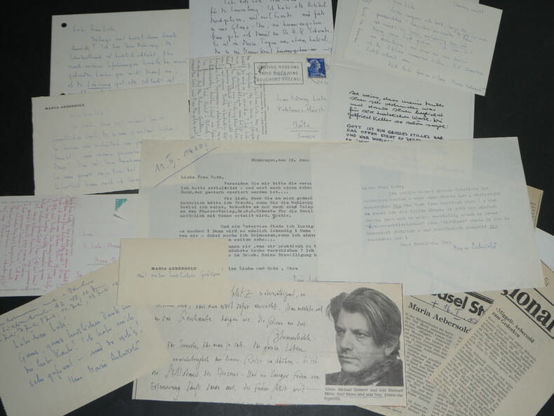 Maria AEBERSOLD - Ensemble de 16 documents divers : Lettres autographes sign&eacute;es, lettres dactylographi&eacute;es sign&eacute;es, Coupures de journaux. Maria ...