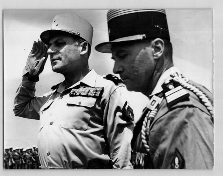 Photographie en noir et blanc d'un militaire au garde &agrave; vous.. 