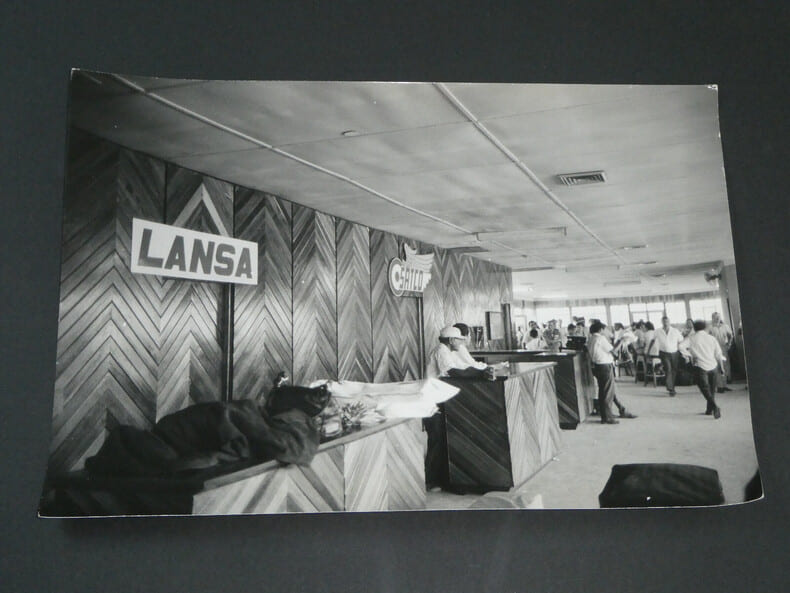 Photographie noir et Blanc d'&eacute;poque ann&eacute;es 70 STERN, A&eacute;roport de Pucallpa, P&eacute;rou. Gerd Heidemann