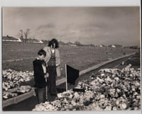 Photographie argentique d'époque Irlande du nord en février 1972 Enfant en deuil