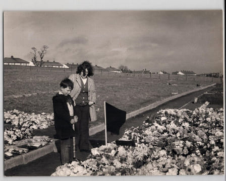 Photographie argentique d'époque Irlande du nord en février 1972 Enfant en deuil. undefined
