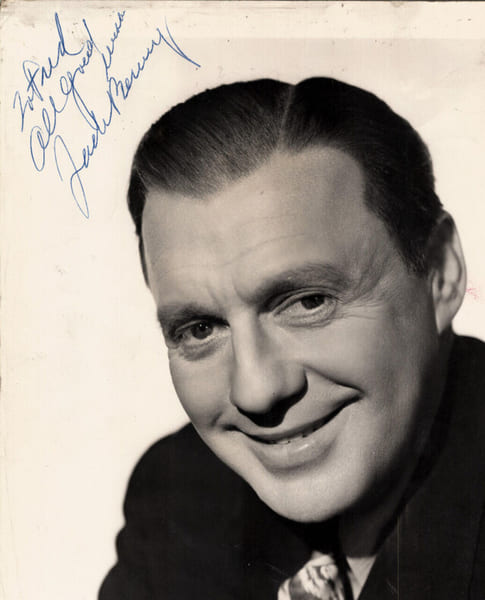 Jack BENNY autographe - PHOTOGRAPHIE D&Eacute;DICAC&Eacute;E ET SIGN&Eacute;E de sa main. Jack BENNY