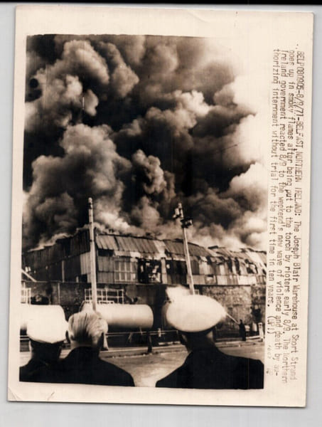 Photographie de presse d'&eacute;poque- Irlande du Nord, 1971 : Incendie &agrave; Belfast lors des &eacute;meutes de Short Strand. 
