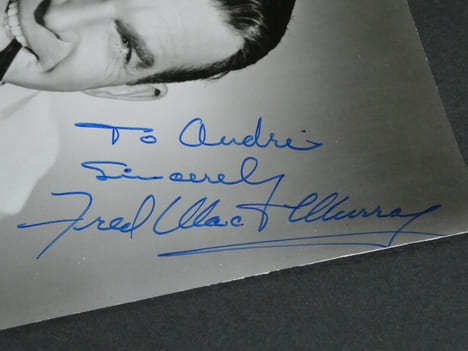 Fred Mac Murray, dédicace autographe signée au feutre sur grande photo brillante. Fred MacMurray