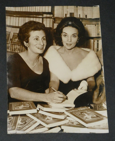 Ludmila TCHERINA & Nicole HIRSCH - Photographie KEYSTONE 13 x 18,2 cm. Ludmila TCHERINA & Nicole HIRSCH