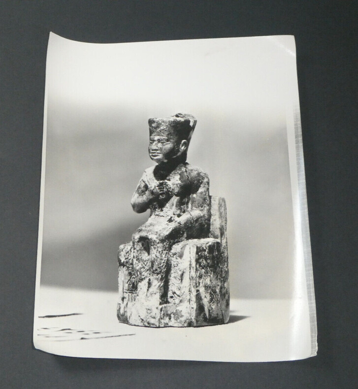 Photographie noir et Blanc d'&eacute;poque ann&eacute;es 70 STERN, statuette de Kh&eacute;ops, Egypte. 