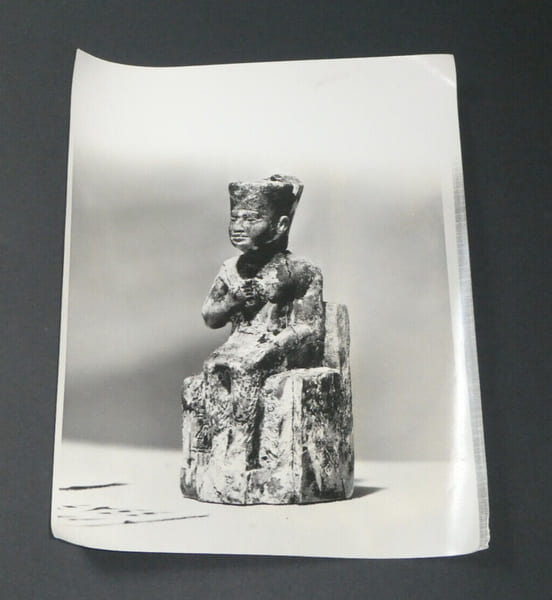 Photographie noir et Blanc d'&eacute;poque ann&eacute;es 70 STERN, statuette de Kh&eacute;ops, Egypte. 