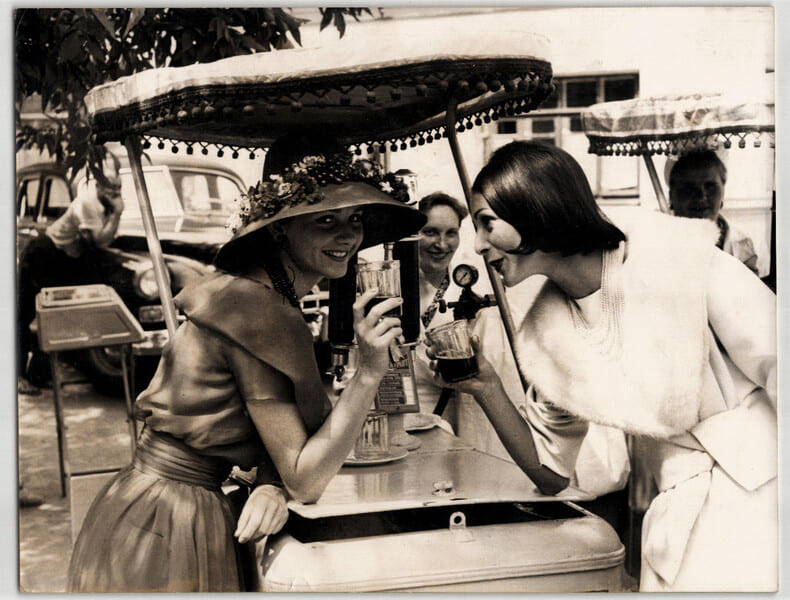 Photographie d'&eacute;poque argentique de mannequins des ann&eacute;es 60 27,4 x 21,1 cm. 