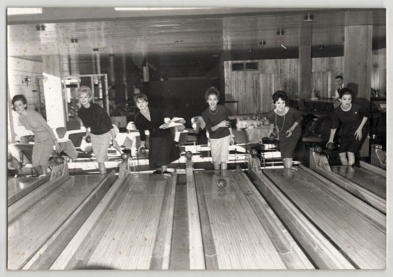 Photographie d'&eacute;poque argentique de mannequins des ann&eacute;es 60 26,9 x 18,6 cm. 