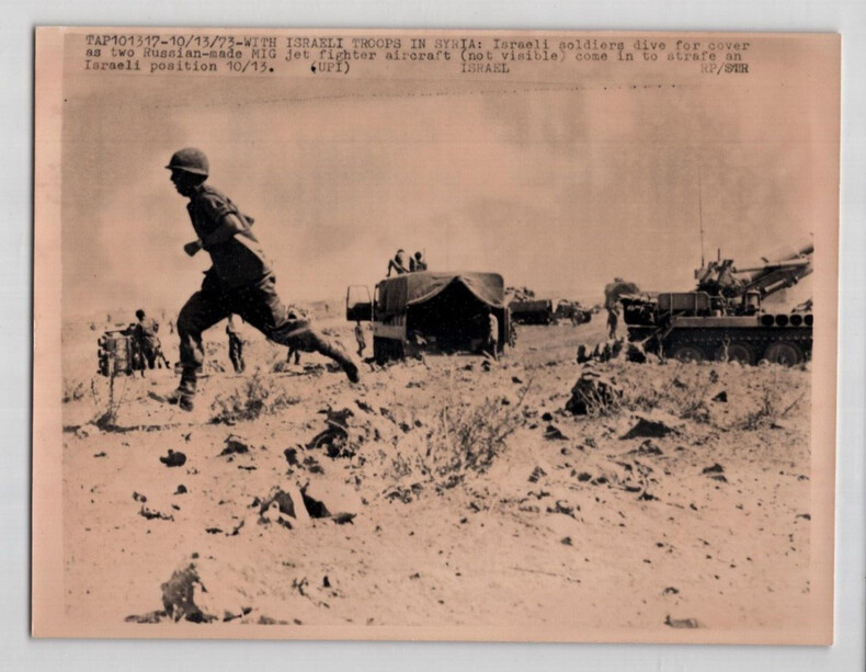 Photographie de soldats isra&eacute;liens en Syrie avant un bombardement Russe en 1973. 