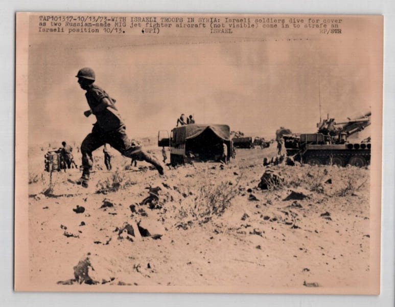 Photographie de soldats isra&eacute;liens en Syrie avant un bombardement Russe en 1973. 