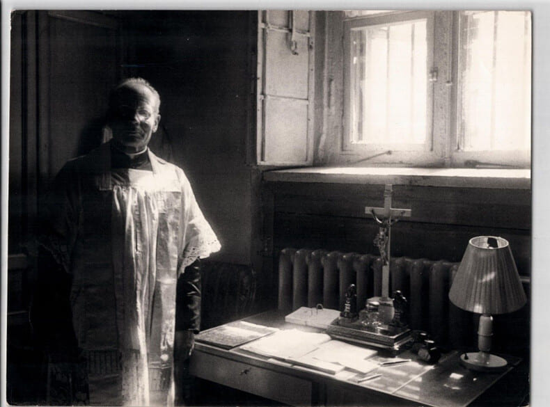 Photographie de presse d'&eacute;poque du pr&ecirc;tre de l'&eacute;glise Saint-Luigi en Russie 1970. 
