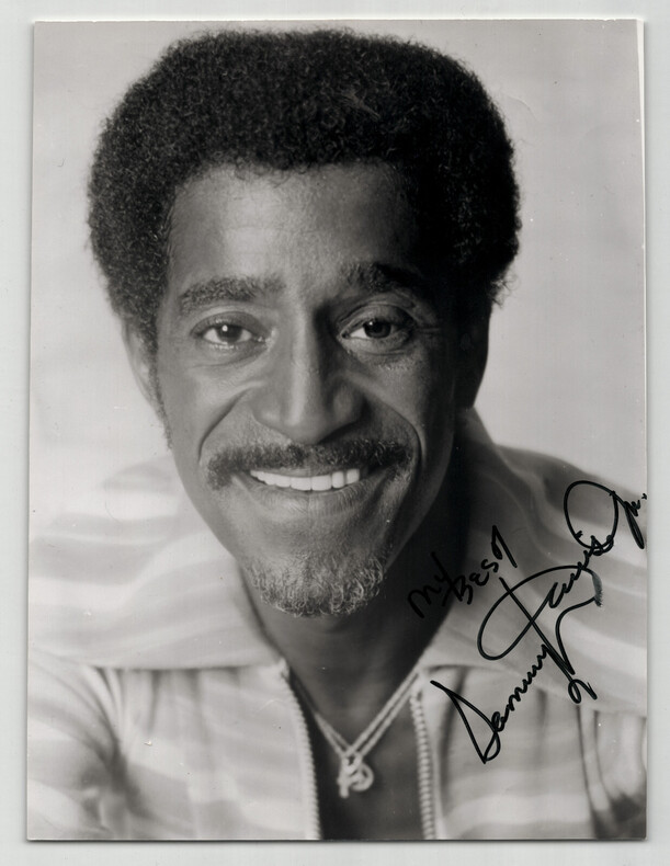 Sammy Davis Jr - Photographie d&eacute;dicac&eacute;e et sign&eacute;e 17,7 x 23,5 cm. Sammy Davis Jr