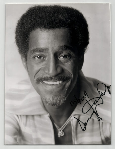 Sammy Davis Jr - Photographie d&eacute;dicac&eacute;e et sign&eacute;e 17,7 x 23,5 cm. Sammy Davis Jr