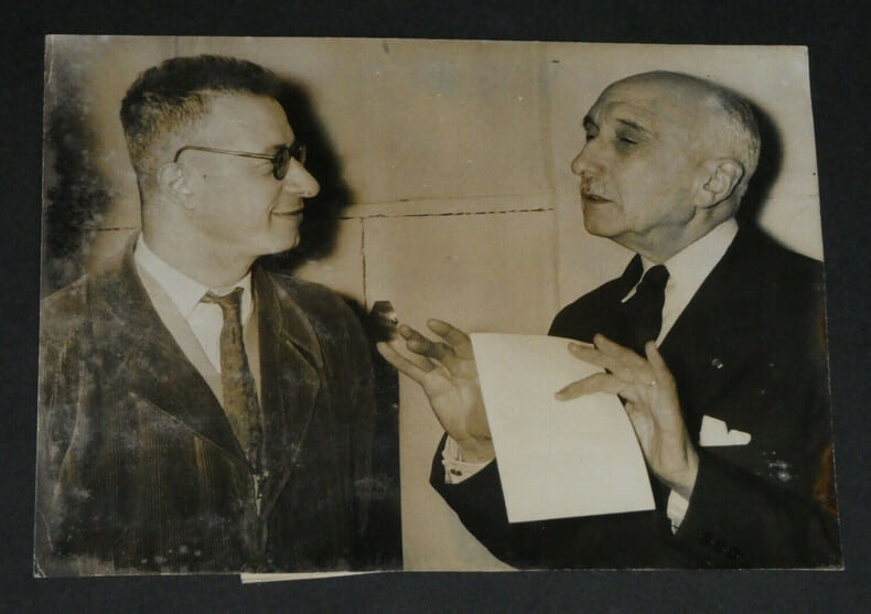 Andr&eacute; MANDOUZE et Fran&ccedil;ois MAURIAC - Photographie 18,1 x 13 cm - 1956. Andr&eacute; Mandouze ; Fran&ccedil;ois Mauriac