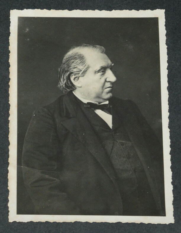 Ernest RENAN - Photographie d'&eacute;poque &agrave; bords dentel&eacute;s, 7,5 x 11,2 cm. Ernest Renan
