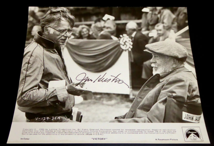 HUSTON John - PHOTOGRAPHIE AUTOGRAPHE SIGNEE COPYRIGHT LORIMAR PROD INC 1980. HUSTON John