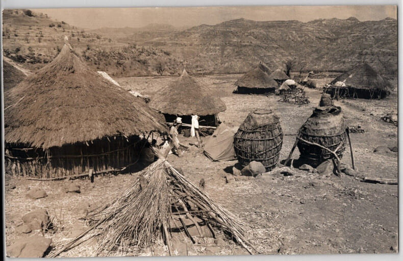 Photographie en noir et blanc d'un village dans les montagnes. 