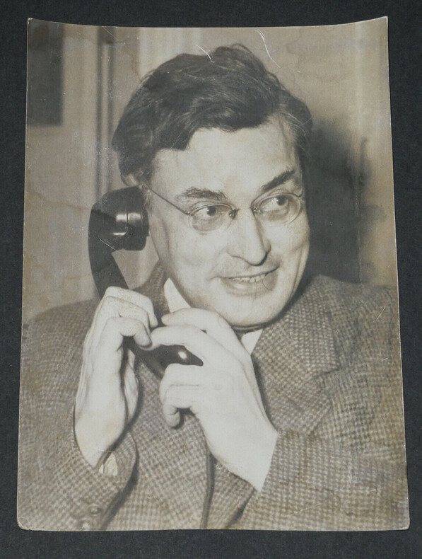 Raymond Queneau - Photographie de presse 18,1 x 13 cm, Agence Intercontinentale, Il apprend par t&eacute;l&eacute;phone qu'il est &eacute;lu membre de l'Acad&eacute;mie Goncourt, ...