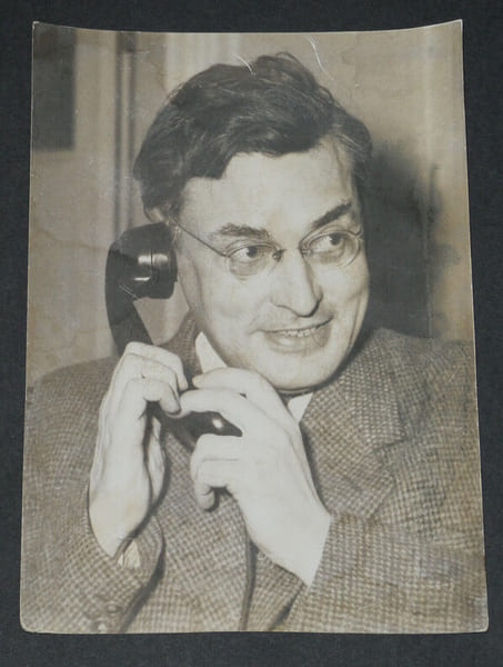 Raymond Queneau - Photographie de presse 18,1 x 13 cm, Agence Intercontinentale, Il apprend par t&eacute;l&eacute;phone qu'il est &eacute;lu membre de l'Acad&eacute;mie Goncourt, ...