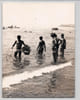 Photographie de presse d'&eacute;poque, ramassage de d&eacute;chets sur une plage, G&ecirc;nes, 1970. 