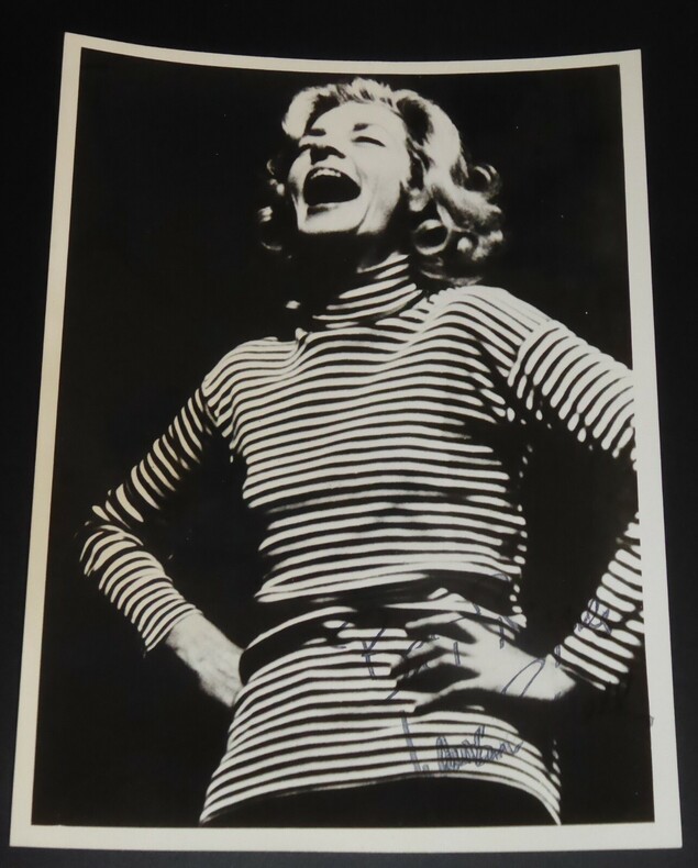 BACALL Lauren - PHOTOGRAPHIE AUTOGRAPHE SIGNEE 15 x 20.5 cm.. BACALL Lauren